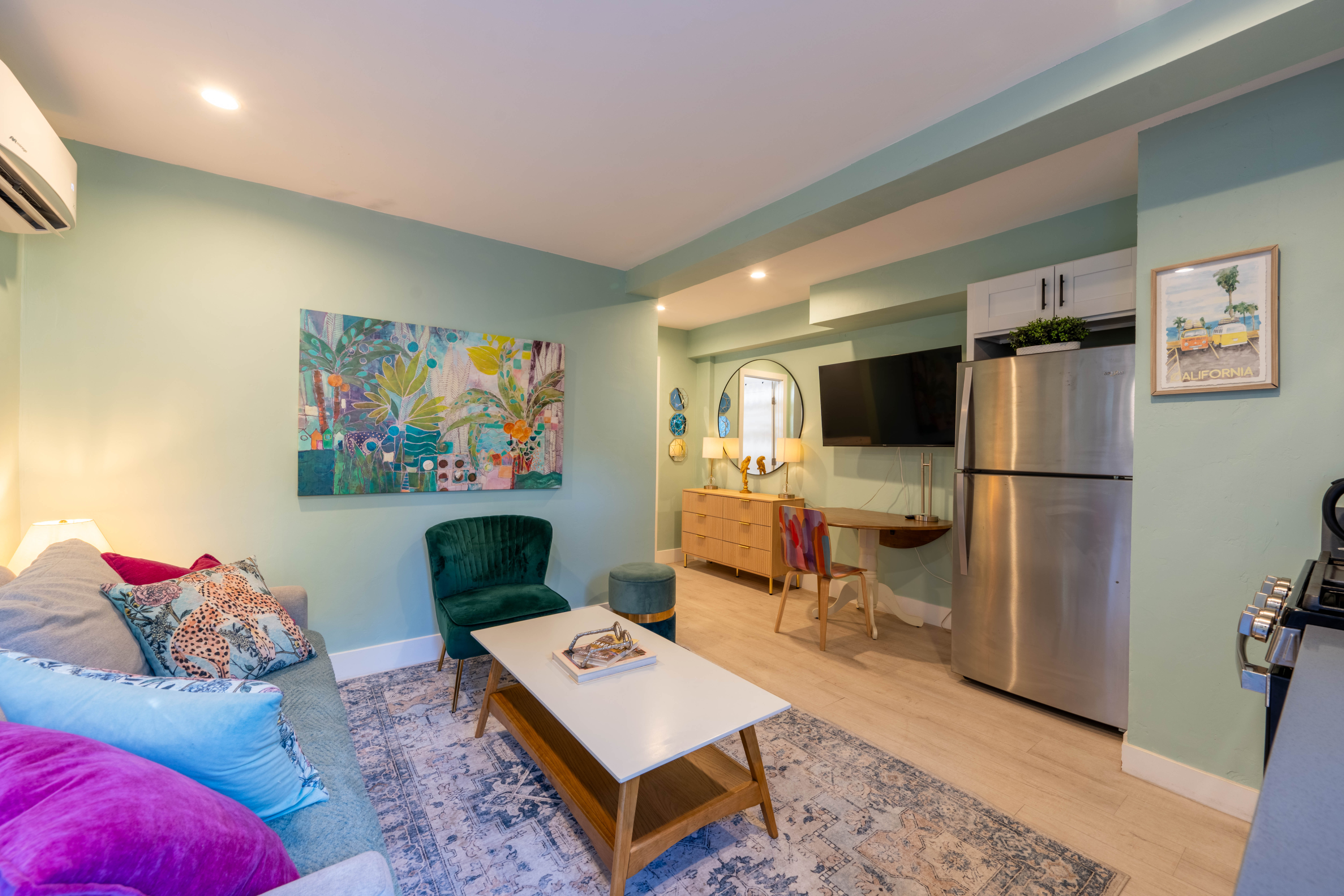 Hillcrest 1-Bedroom with patio, walk everywhere - Photo 1