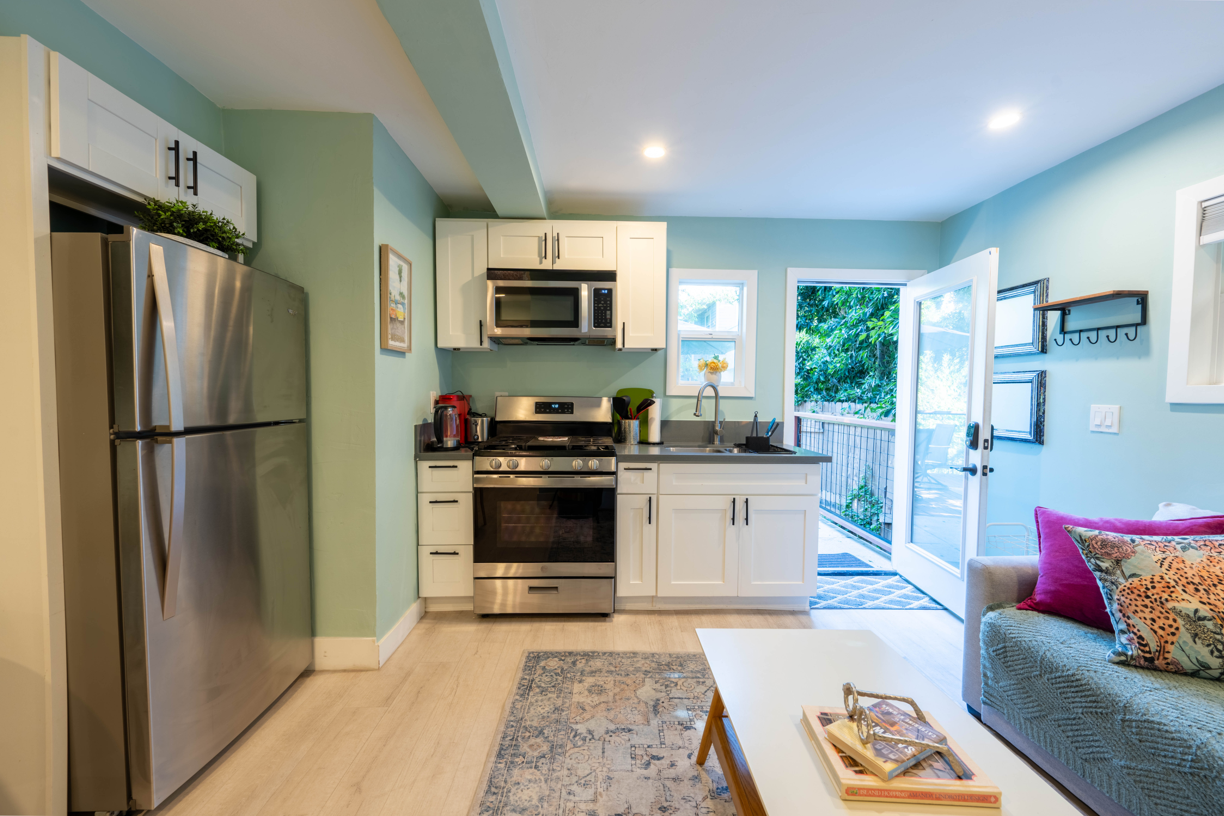 Hillcrest 1-Bedroom with patio, walk everywhere - Photo 2