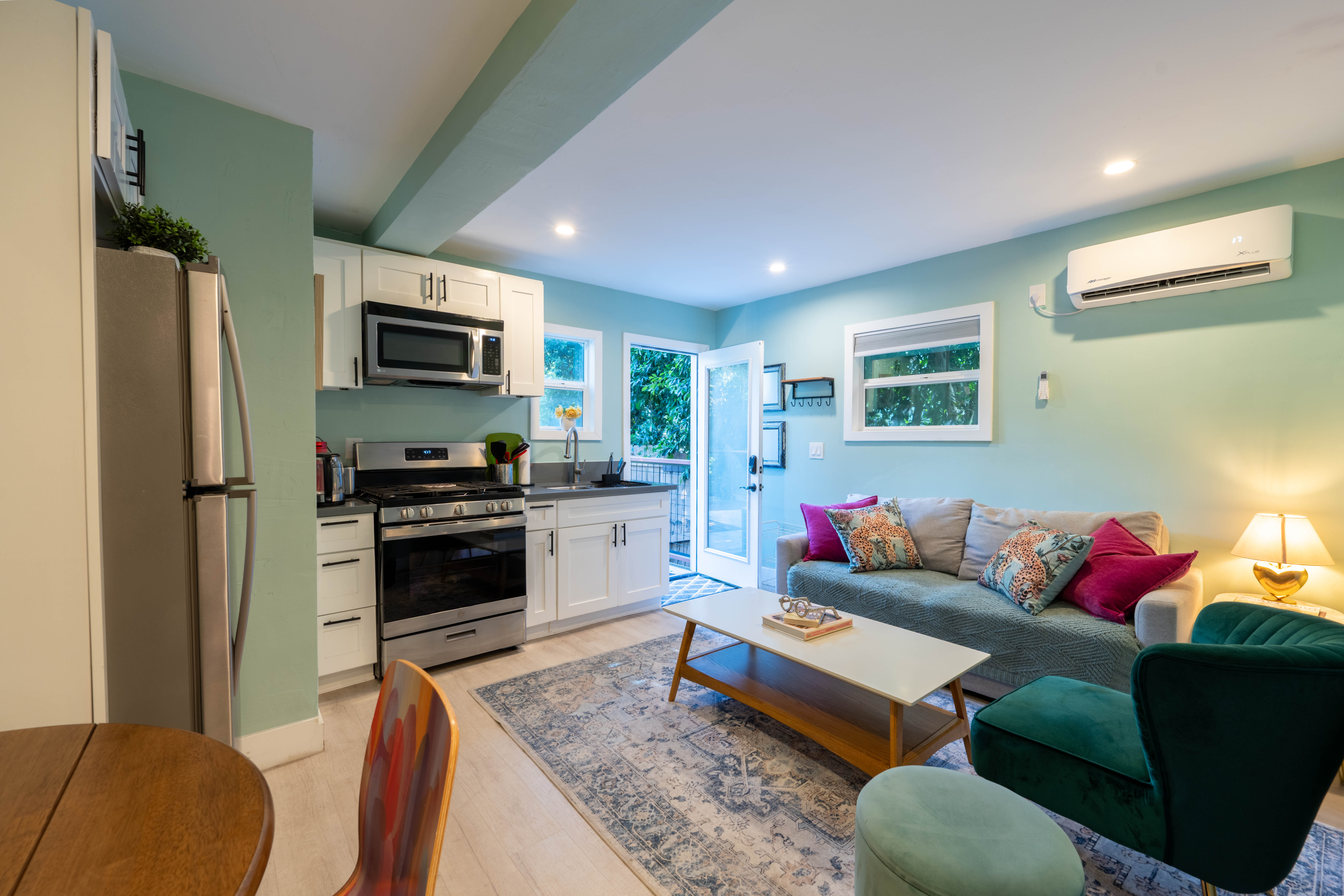 Hillcrest 1-Bedroom with patio, walk everywhere - Photo 6