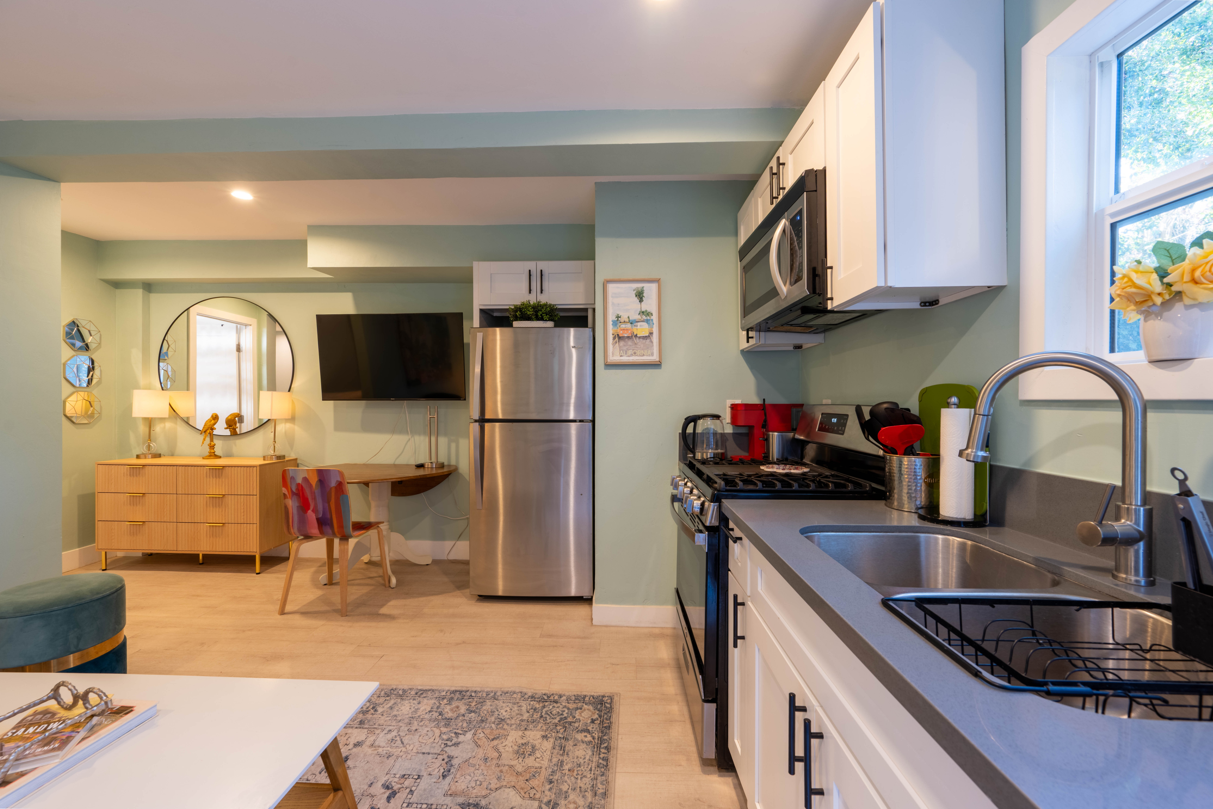Hillcrest 1-Bedroom with patio, walk everywhere - Photo 3