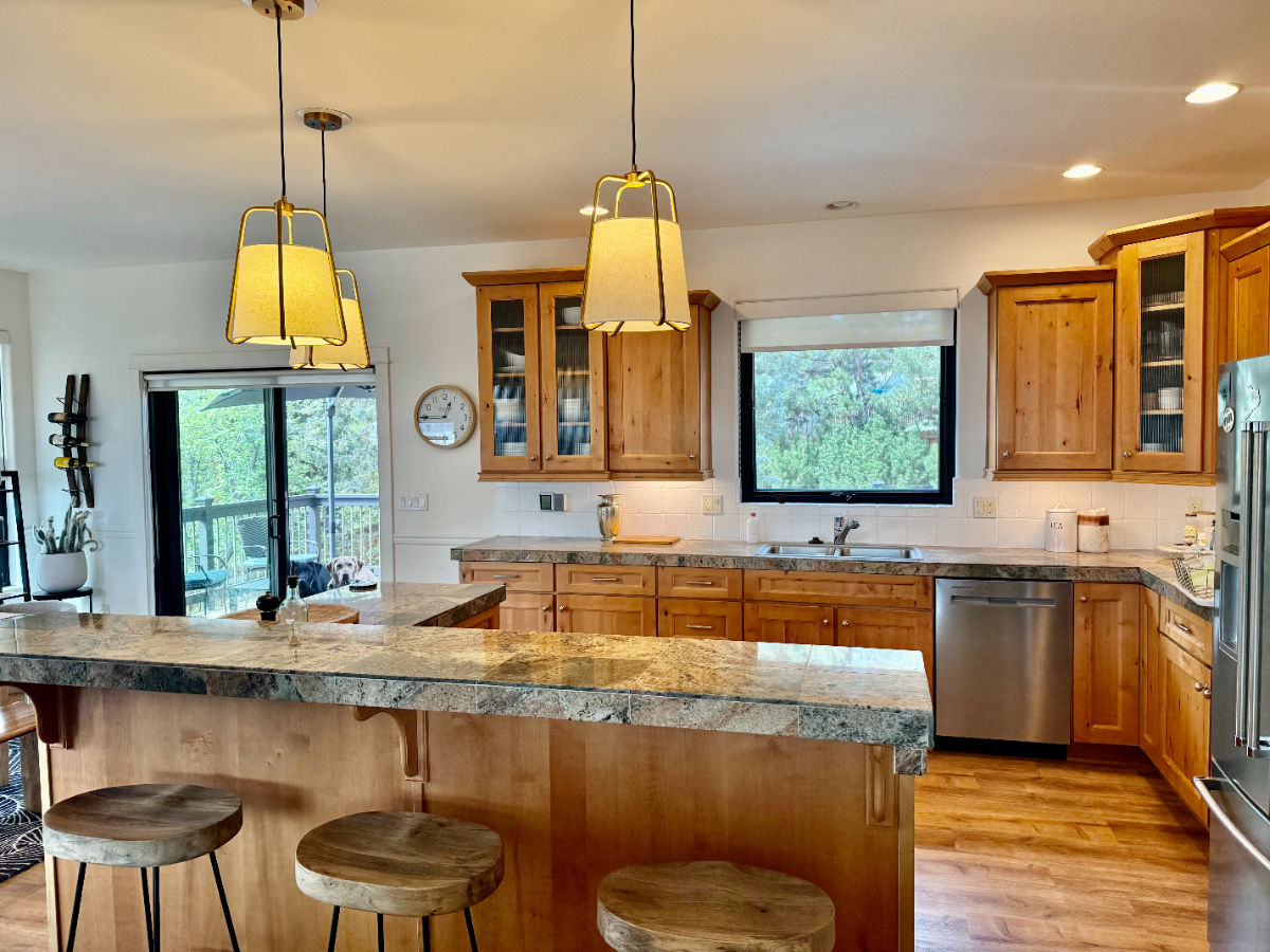 Private Suite with Garage - Mountain Views and Quiet Home - Photo 6