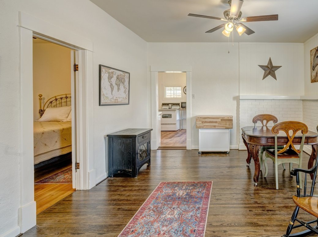 Comfortable Furnished Home Near Downtown with Utilities Included - Photo 5