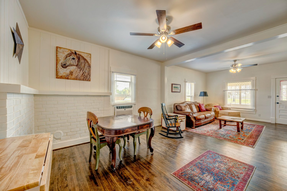 Comfortable Furnished Home Near Downtown with Utilities Included - Photo 4