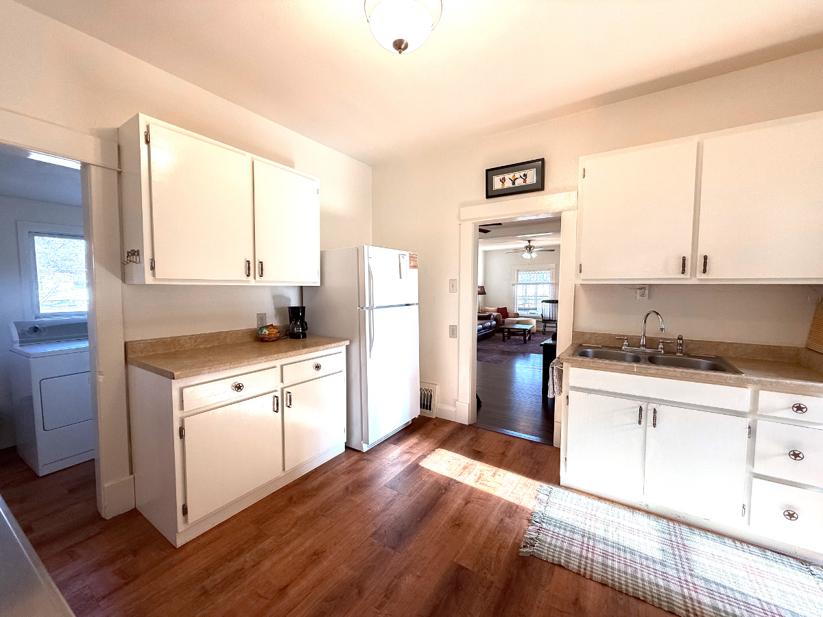 Comfortable Furnished Home Near Downtown with Utilities Included - Photo 6
