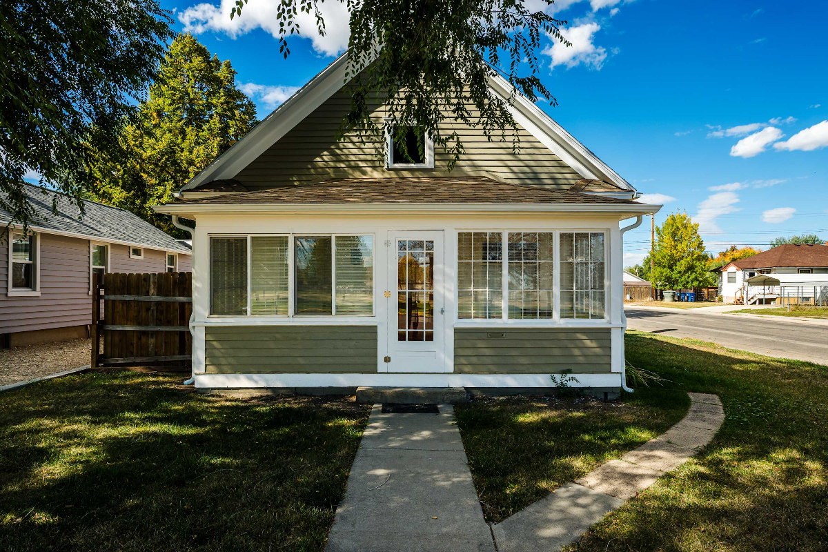 Comfortable Furnished Home Near Downtown with Utilities Included - Photo 1