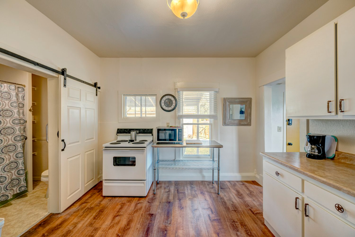Comfortable Furnished Home Near Downtown with Utilities Included - Photo 7