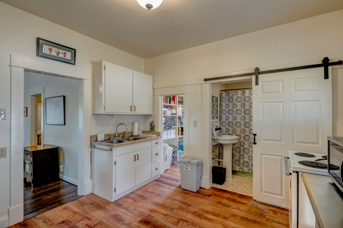 Comfortable Furnished Home Near Downtown with Utilities Included - Photo 8