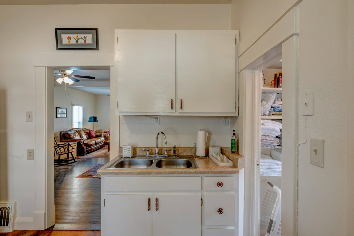 Comfortable Furnished Home Near Downtown with Utilities Included - Photo 9