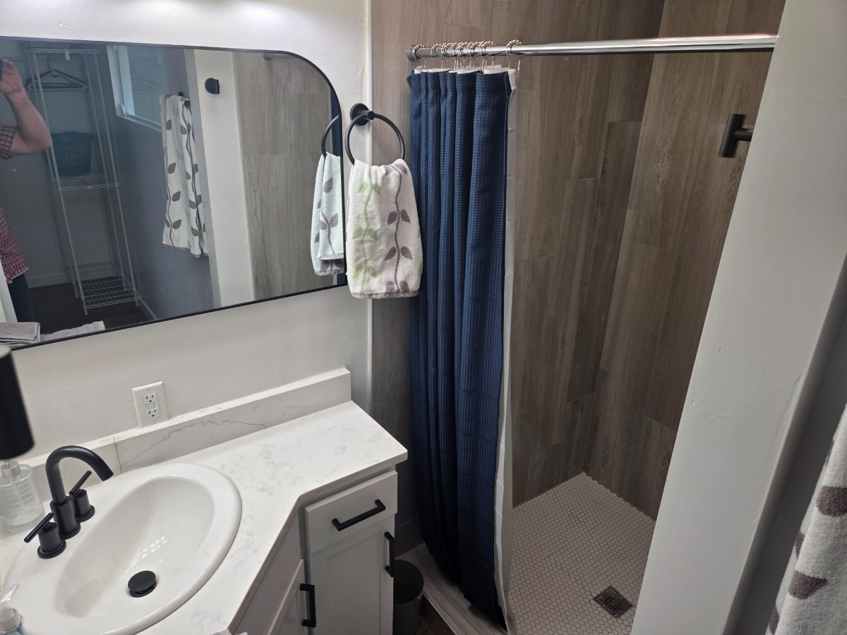 Private Second-Floor Master Bedroom in Quiet, Shared Home - Photo 9