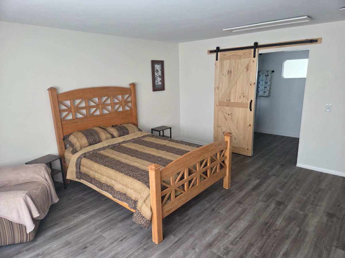 Private Second-Floor Master Bedroom in Quiet, Shared Home - Photo 2