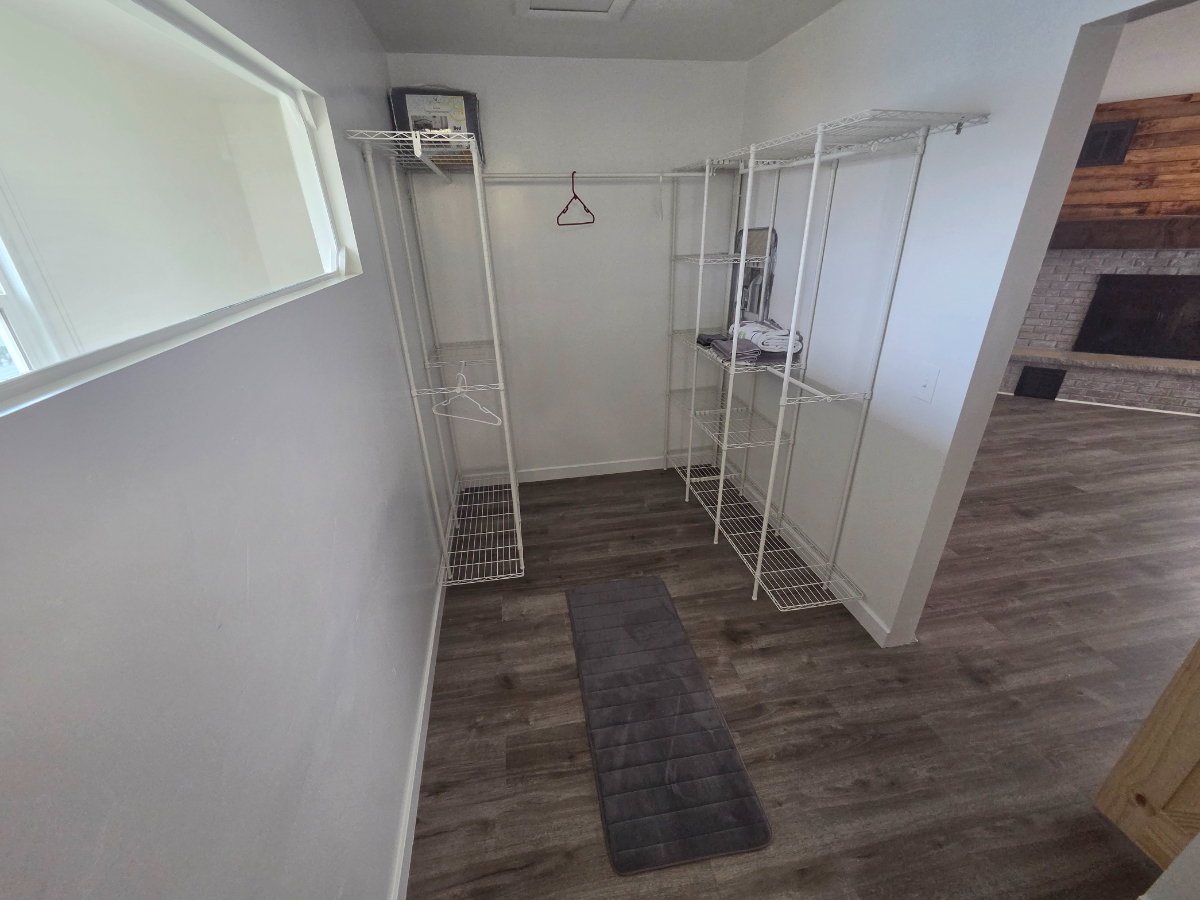 Private Second-Floor Master Bedroom in Quiet, Shared Home - Photo 6