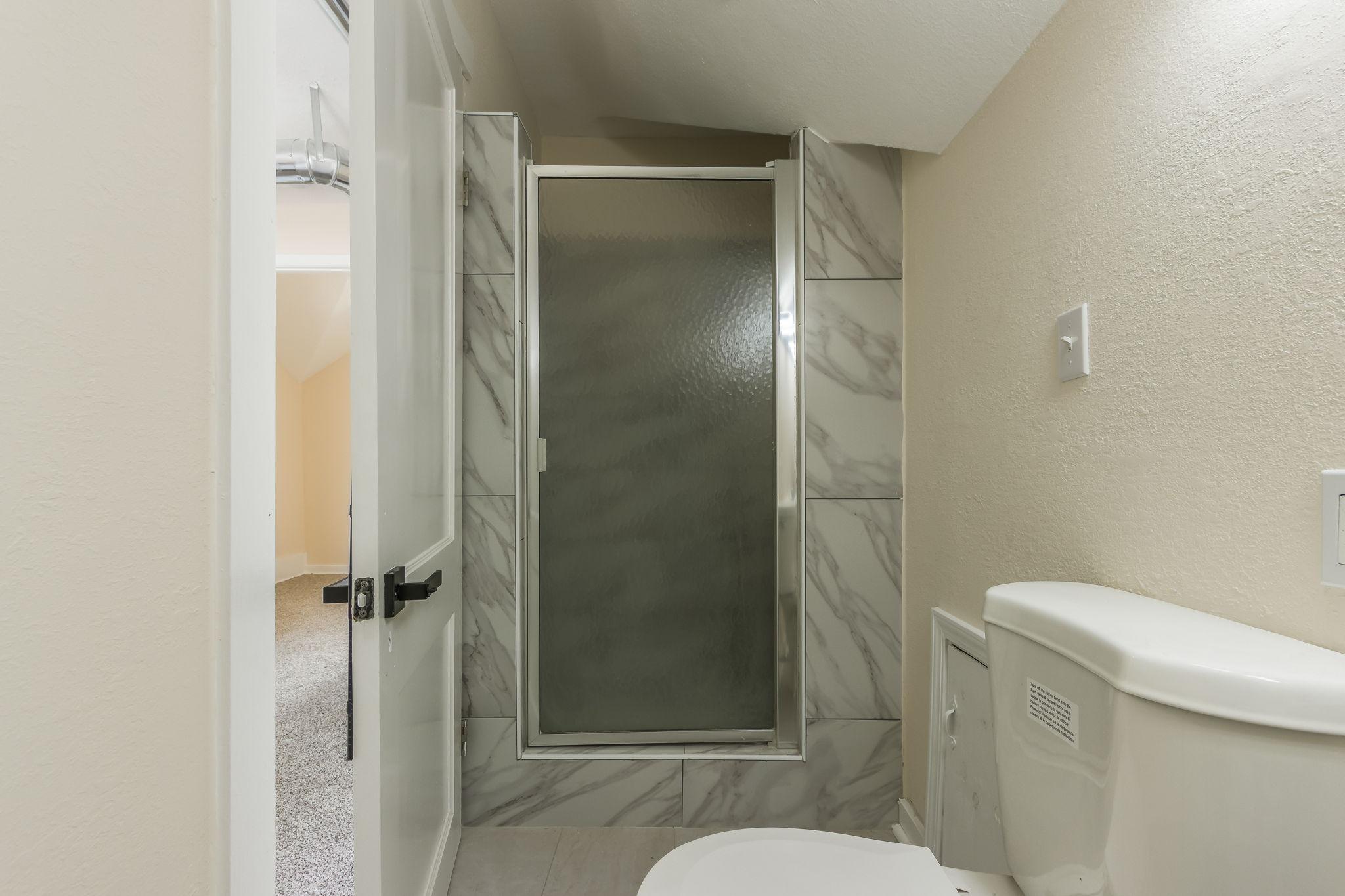 Block away from bus stop  & Groceries   Rooms with smart locksFree fast Wifi Room 4 - Photo 10