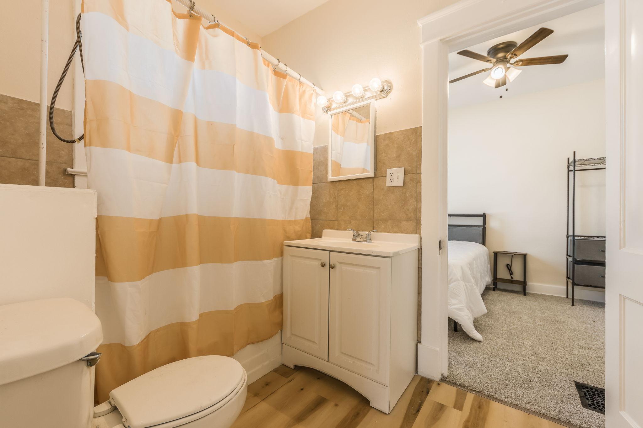 Block away from bus stop  & Groceries   Rooms with smart locksFree fast Wifi Room 4 - Photo 12