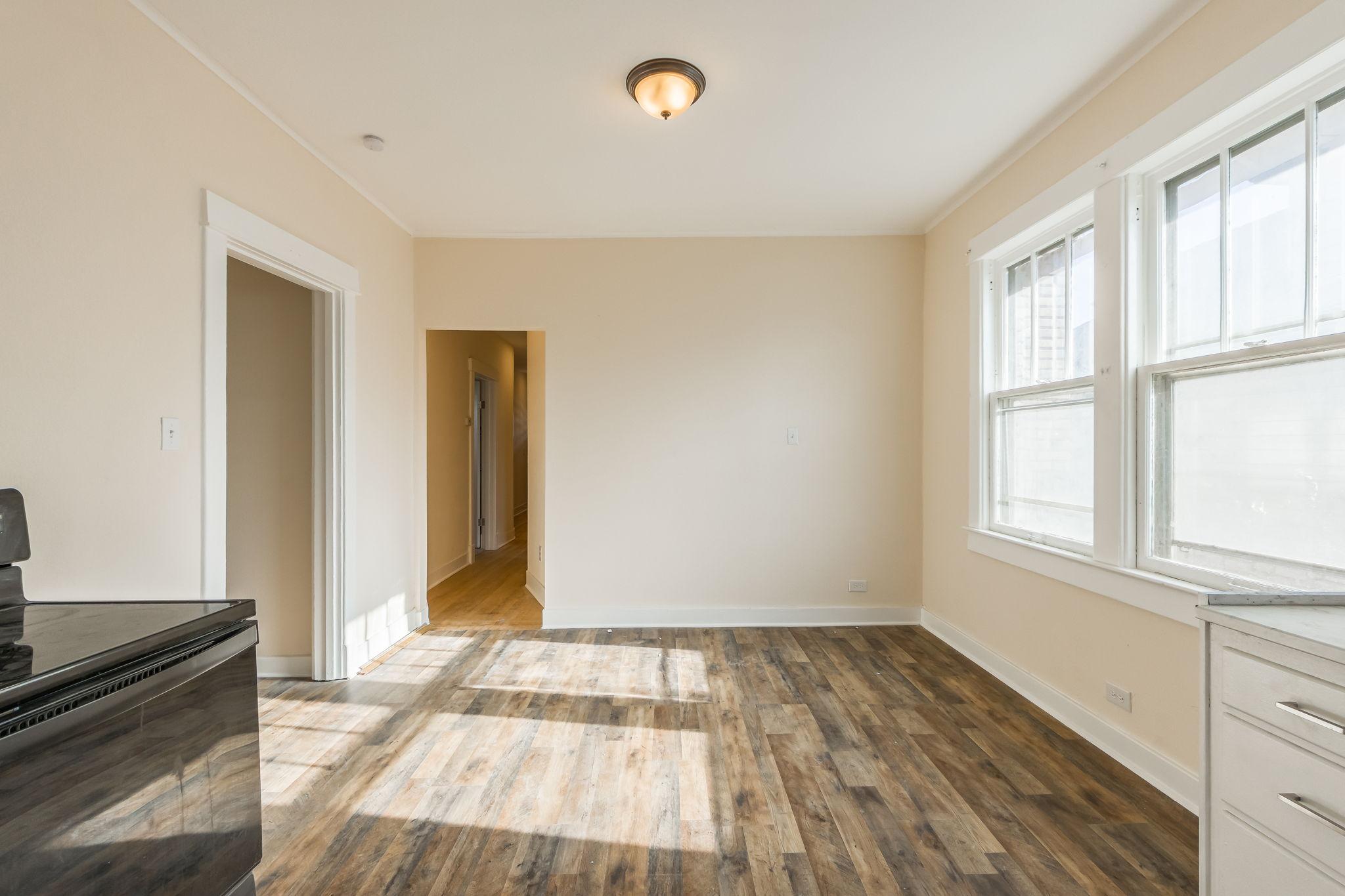 Block away from bus stop & Groceries Rooms with smart locksFree fast Wifi Room 4 - Photo 5