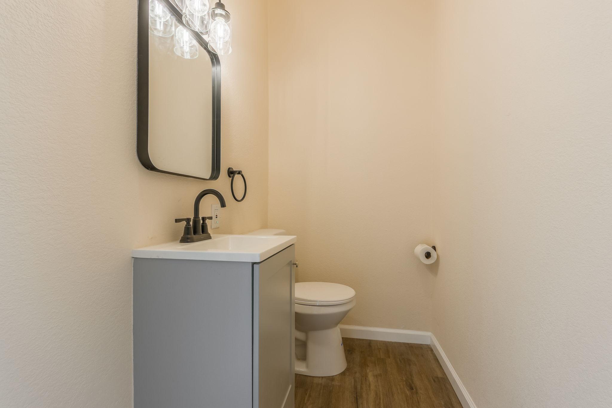 Block away from bus stop  & Groceries   Rooms with smart locksFree fast Wifi Room 4 - Photo 7