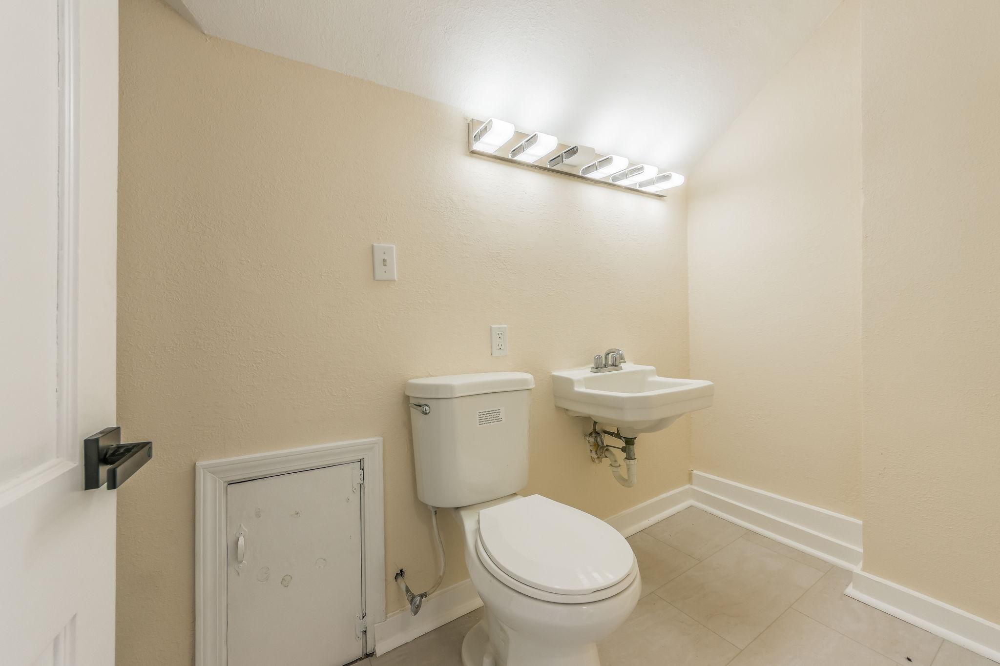 Block away from bus stop  & Groceries   Rooms with smart locksFree fast Wifi Room 4 - Photo 8