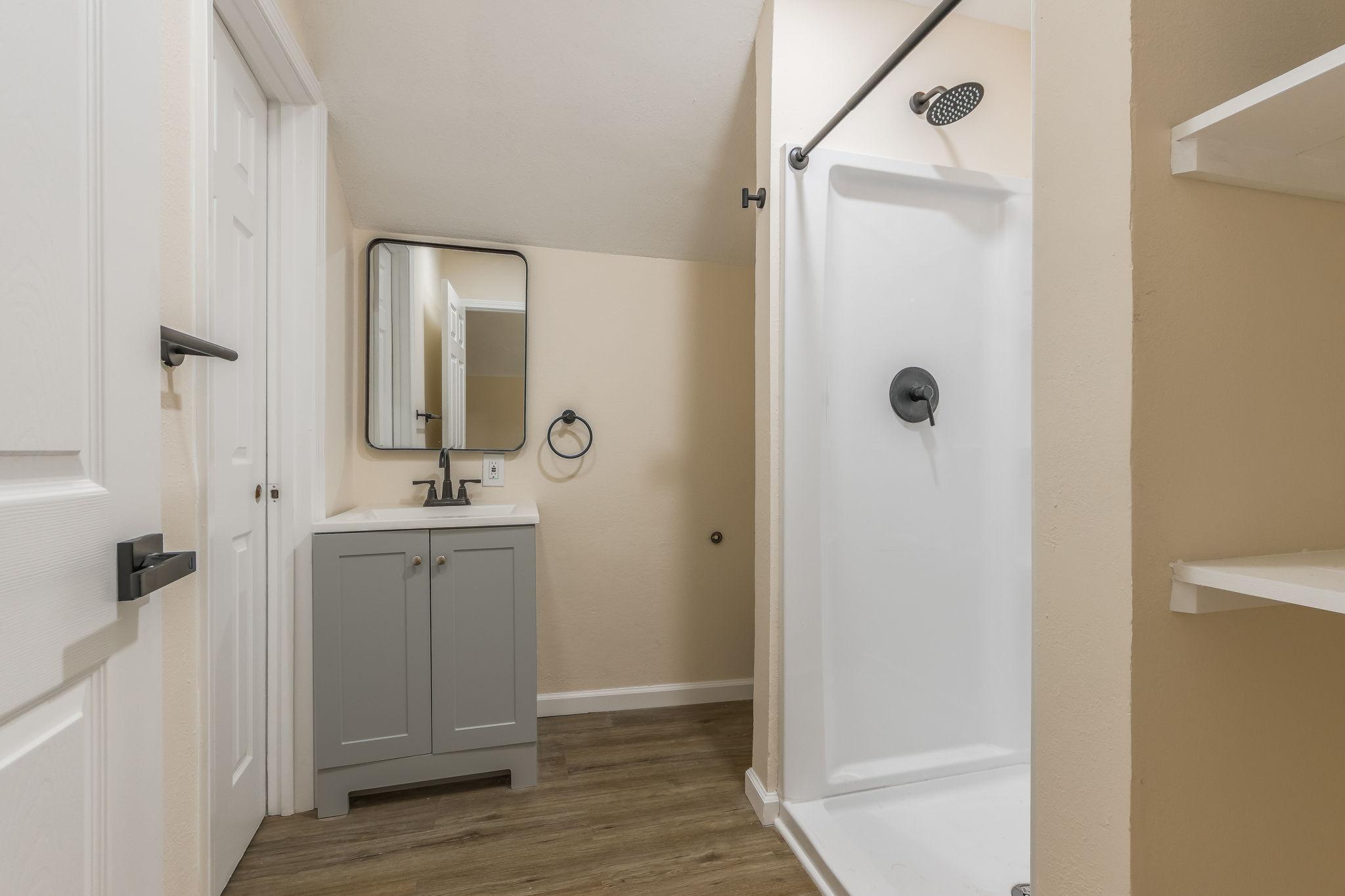 Block away from bus stop  & Groceries   Rooms with smart locksFree fast Wifi Room 4 - Photo 9