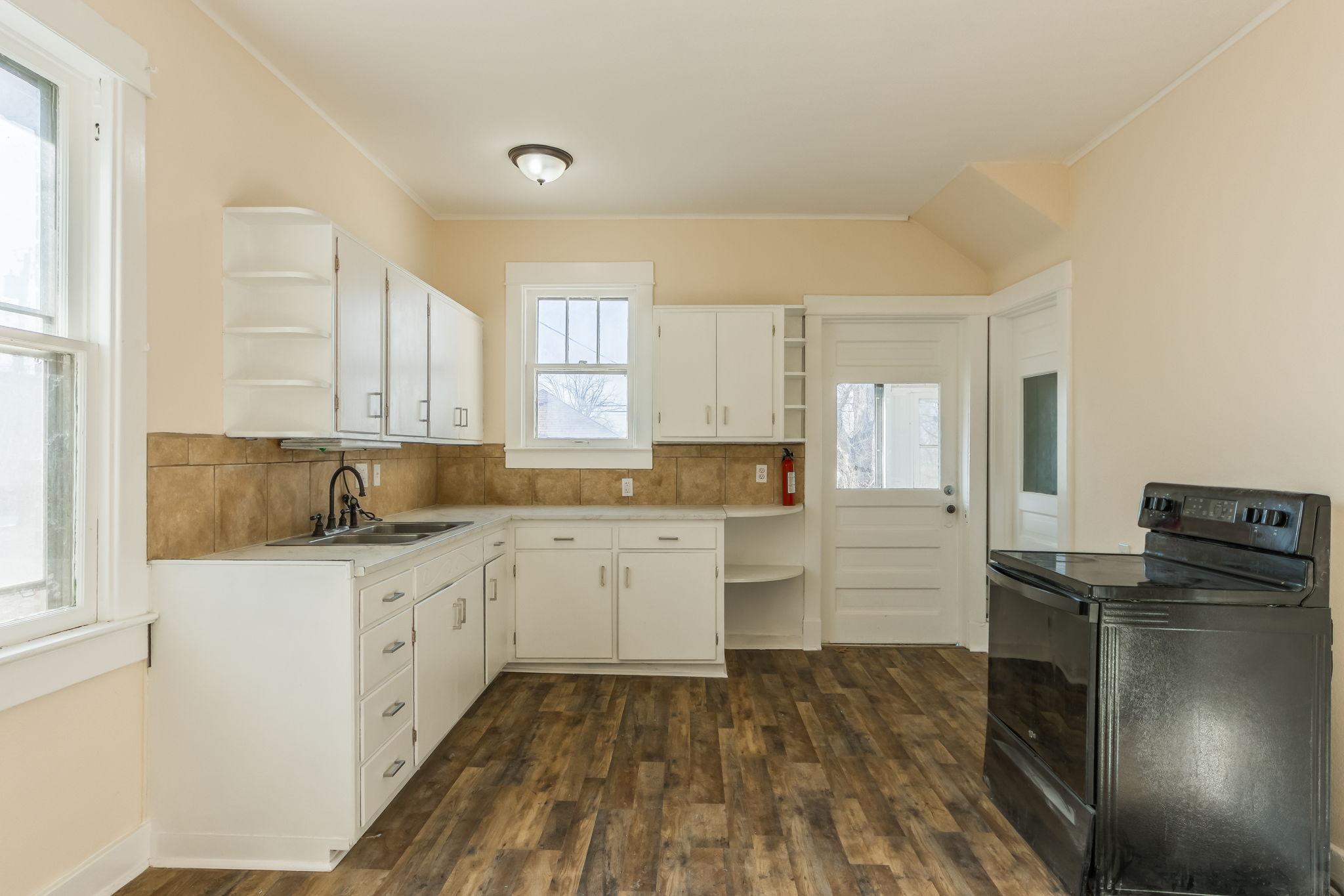 Block away from bus stop & Groceries Rooms with smart locksFree fast Wifi Room 4 - Photo 2