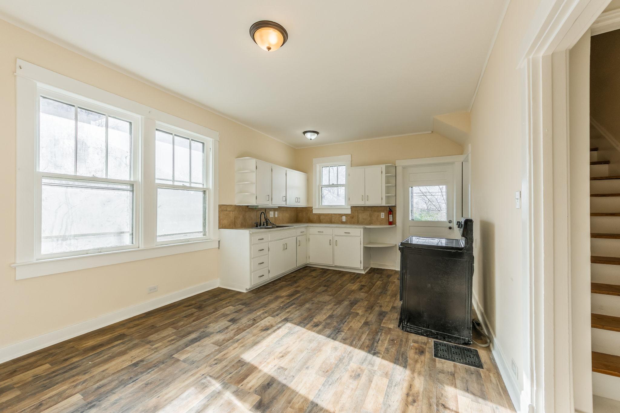 Block away from bus stop & Groceries Rooms with smart locksFree fast Wifi Room 4 - Photo 4