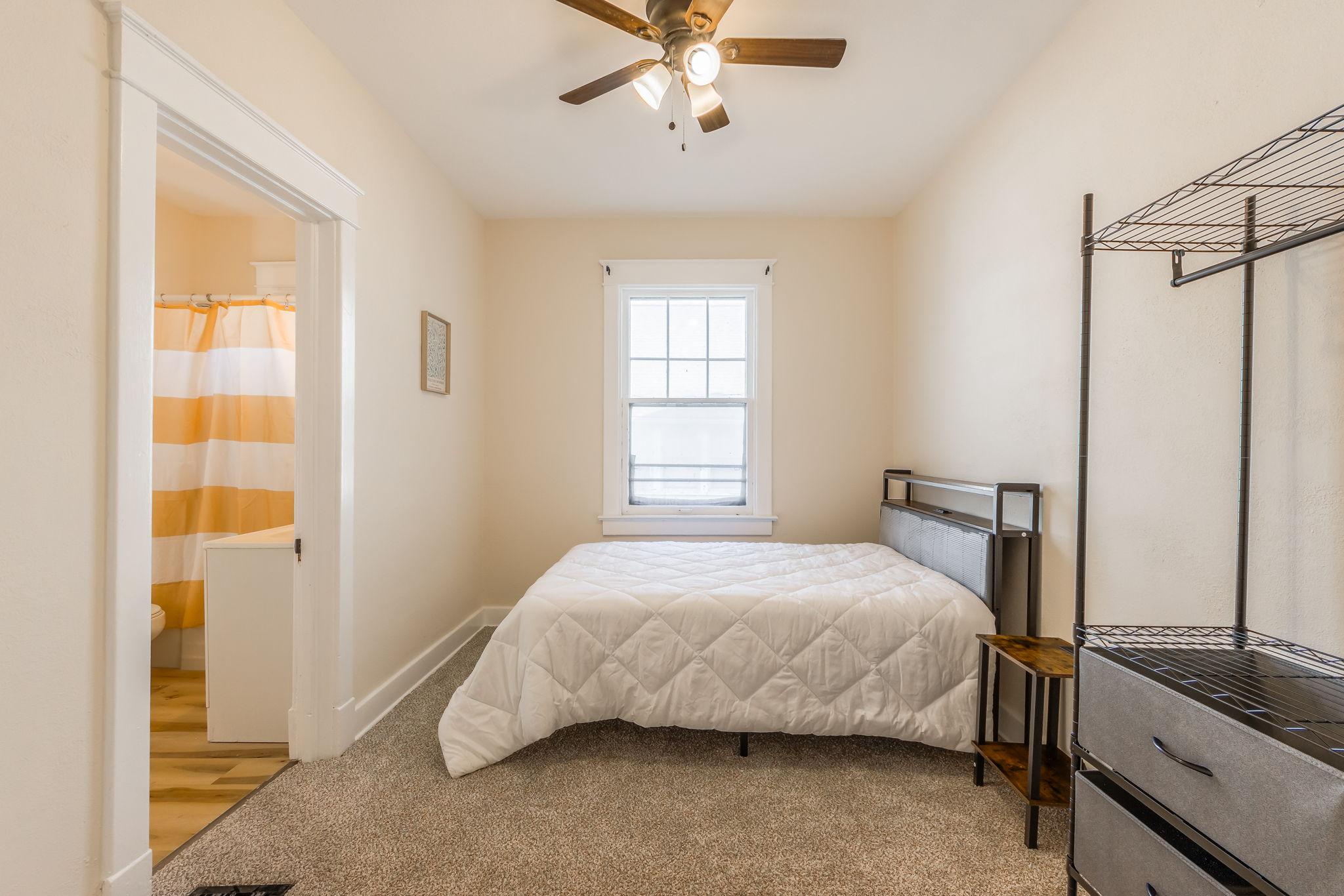 Block away from bus stop  & Groceries   Rooms with smart locksFree fast Wifi Room 4