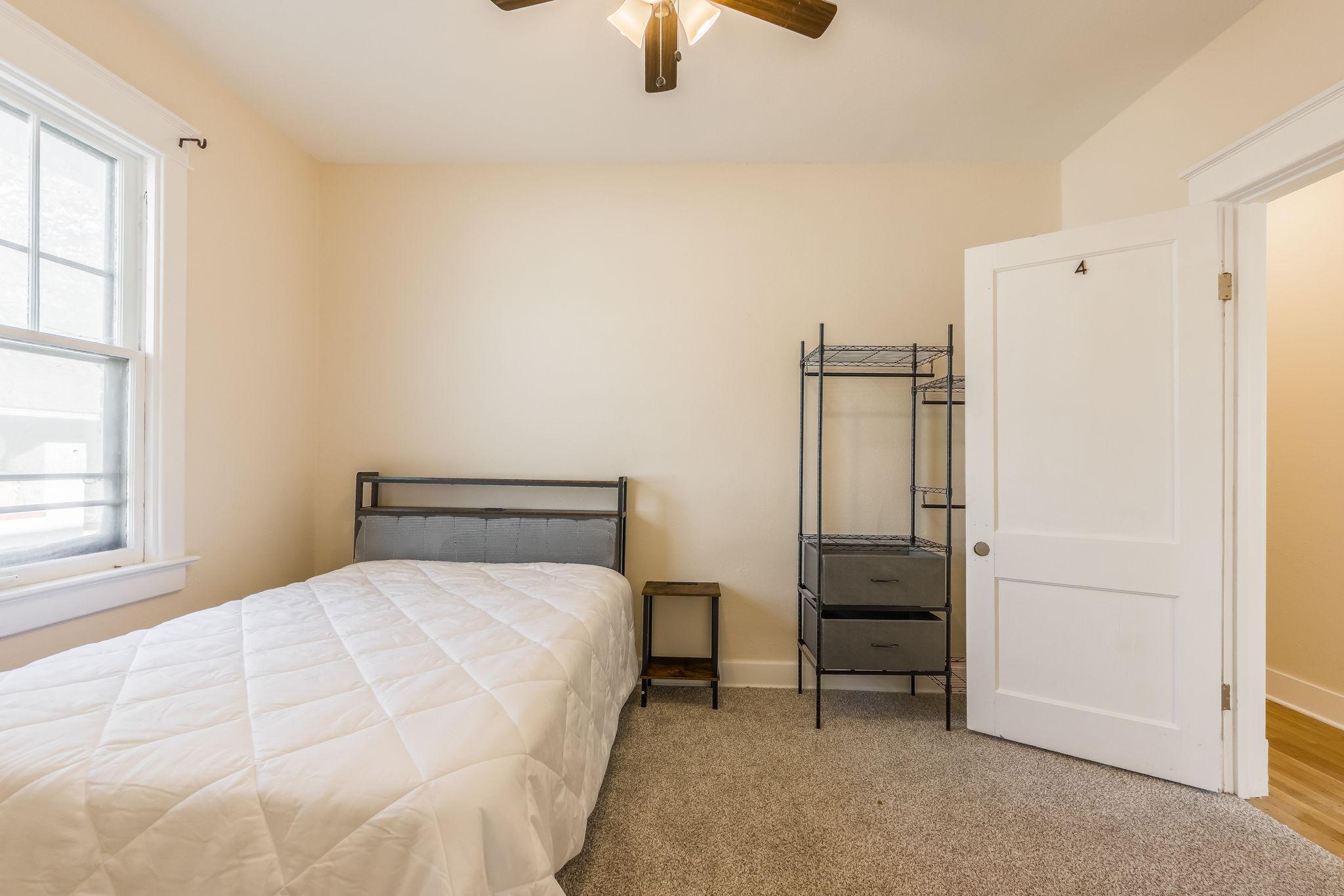 Block away from bus stop & Groceries Rooms with smart locksFree fast Wifi Room 4 - Photo 3