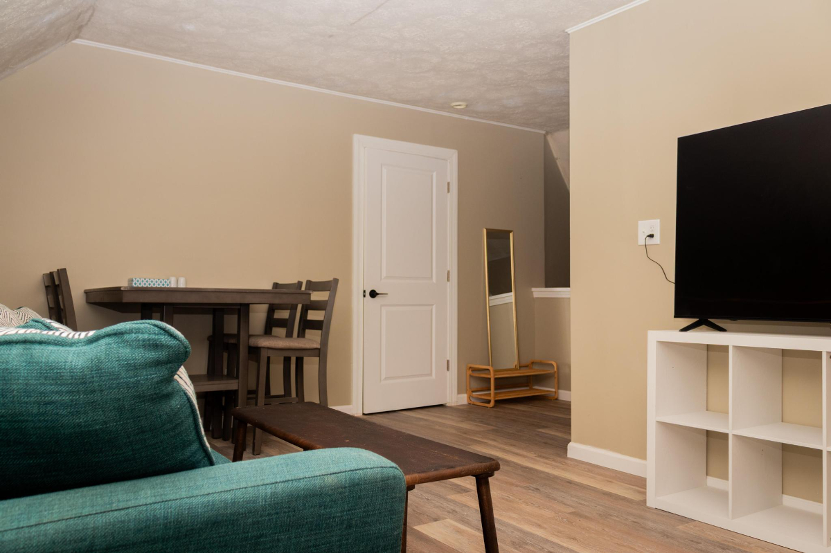 Beautiful Fully Furnished 2BR Apt, Renovated in 2025. Prime Location Near UofR/ Strong Hospital. Own - Photo 2