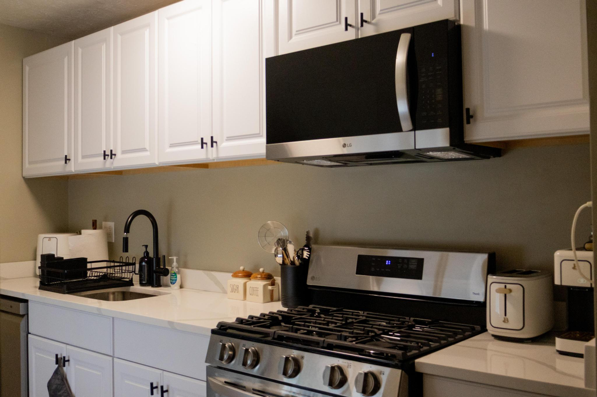 Beautiful Fully Furnished 2BR Apt, Renovated in 2025. Prime Location Near UofR/ Strong Hospital. Own - Photo 7