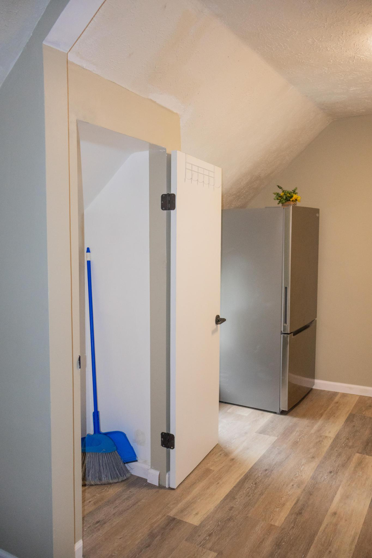 Beautiful Fully Furnished 2BR Apt, Renovated in 2025. Prime Location Near UofR/ Strong Hospital. Own - Photo 8