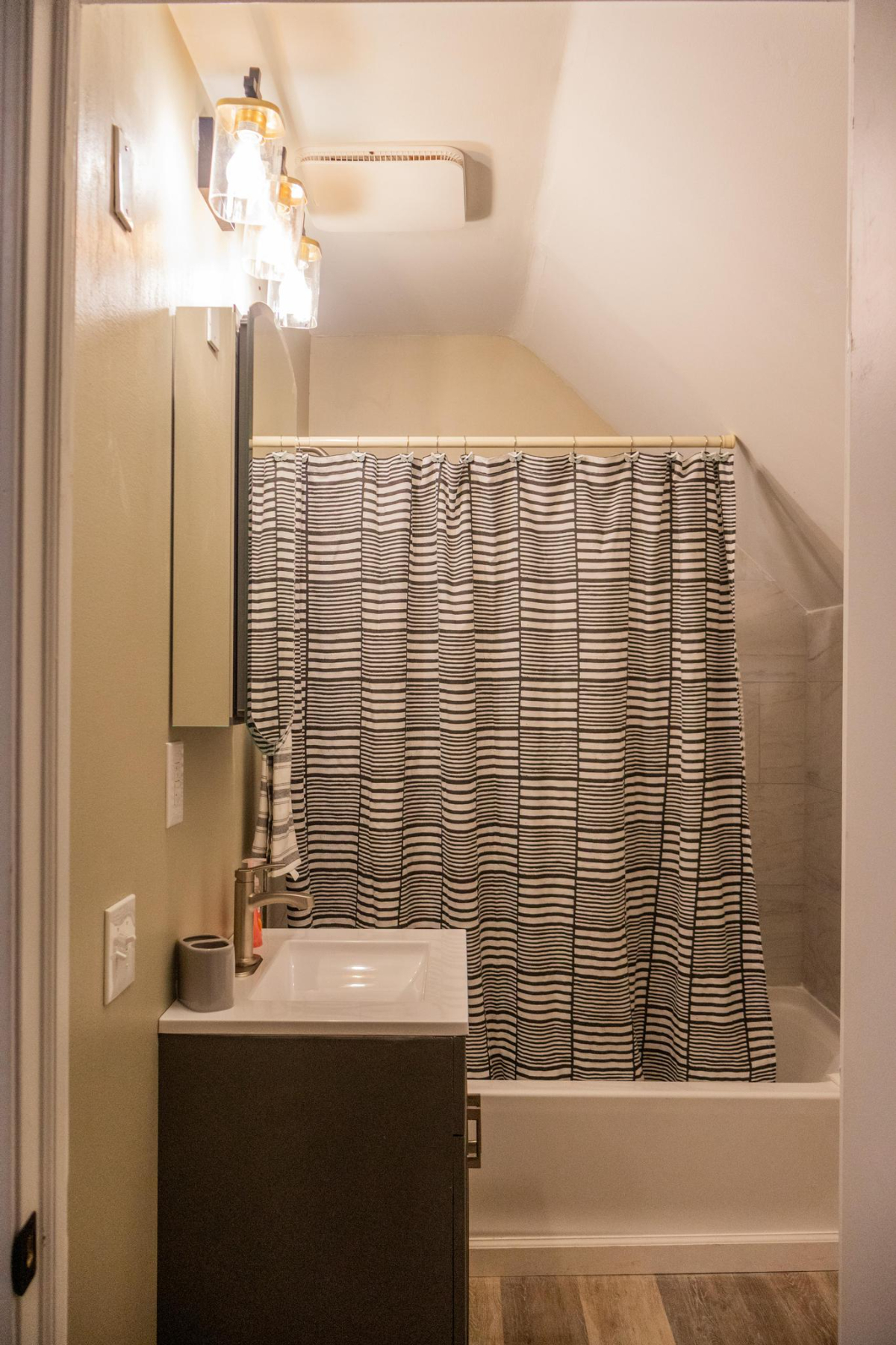 Beautiful Fully Furnished 2BR Apt, Renovated in 2025. Prime Location Near UofR/ Strong Hospital. Own - Photo 9