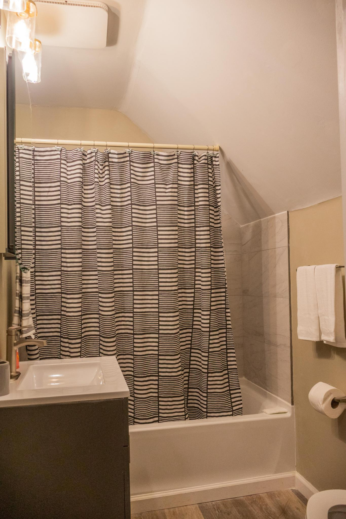 Beautiful Fully Furnished 2BR Apt, Renovated in 2025. Prime Location Near UofR/ Strong Hospital. Own - Photo 10