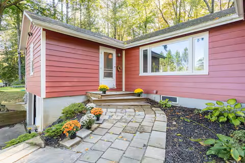 red house at the edge of the woods - Photo 2