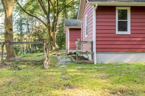 red house at the edge of the woods - Photo 4