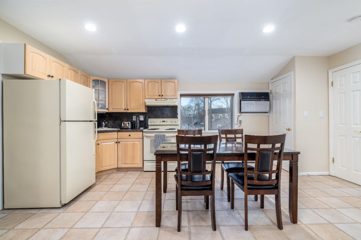 One Bedroom Apartment in a Great Location. - Photo 1