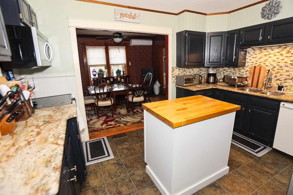 4 BR Oasis Near Hospitals, Downtown and Highways - Photo 2