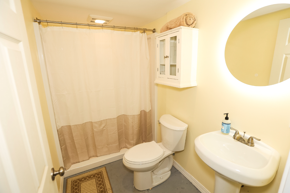 4 BR Oasis Near Hospitals, Downtown and Highways - Photo 12