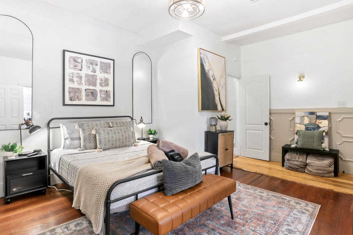 Historic Savannah Parlor Apartment, Centrally Located and Walkable Everywhere