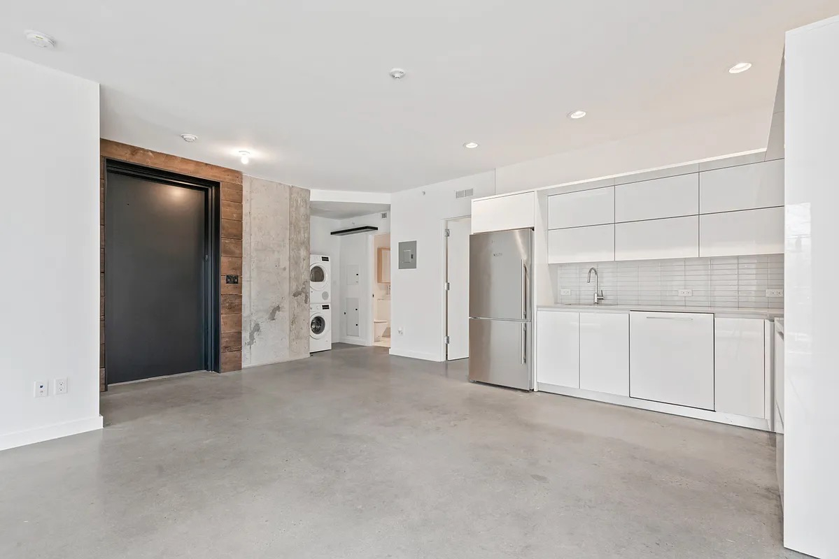 Stylish 2BR Apartment with Private Elevator Entry & Wrap-Around Balcony in Luxury Building with Prem - Photo 8
