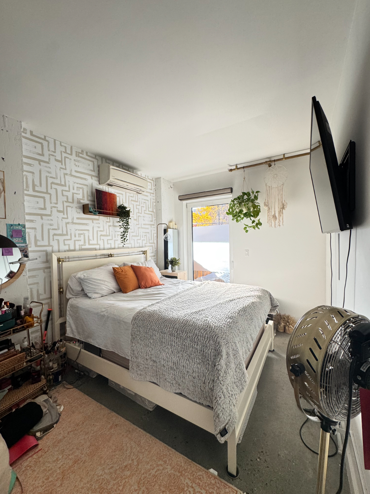 Stylish 2BR Apartment with Private Elevator Entry & Wrap-Around Balcony in Luxury Building with Prem - Photo 5