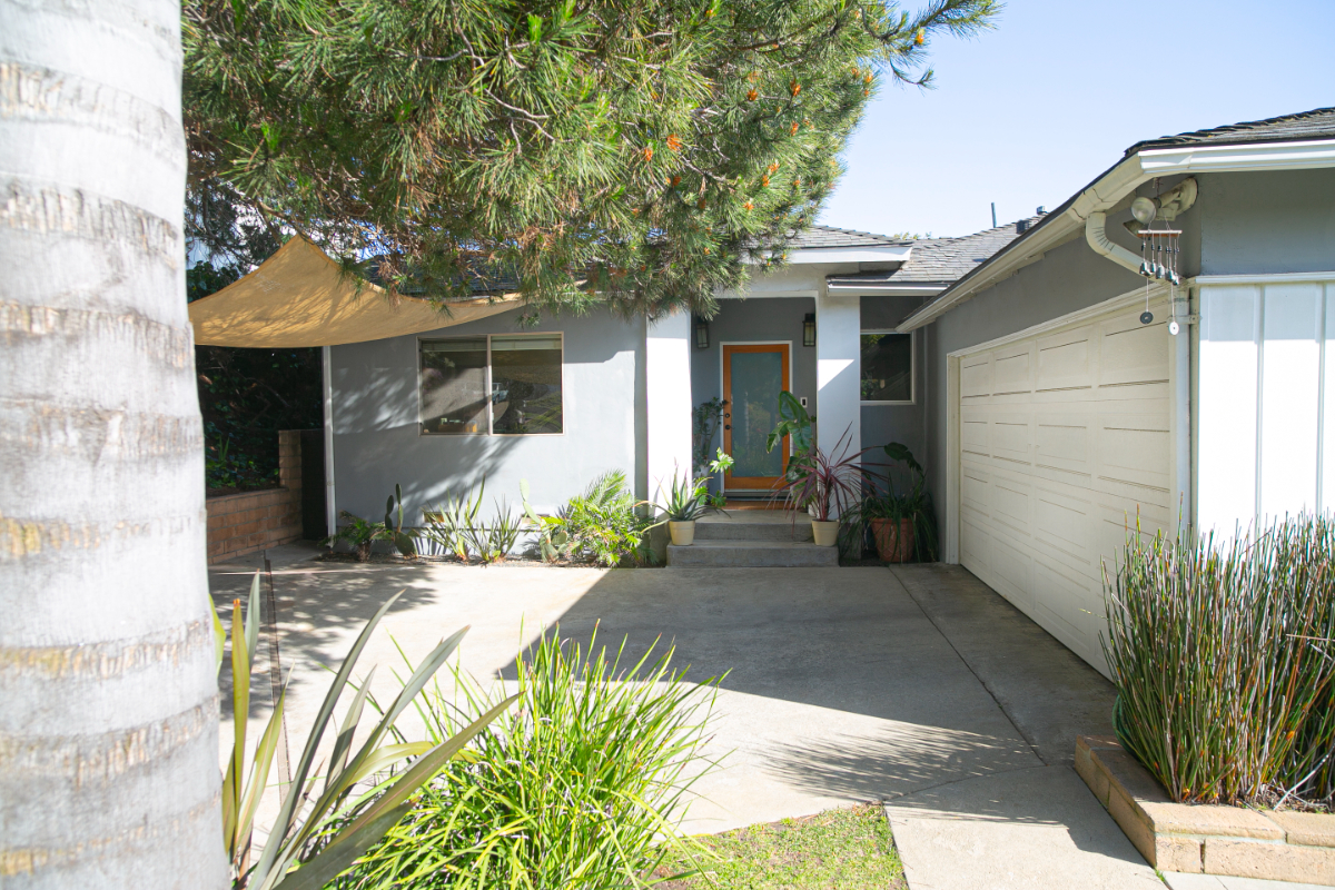 Beautiful remodeled 3 bedroom 2 bath home with great indoor/outdoor flow. - Photo 2