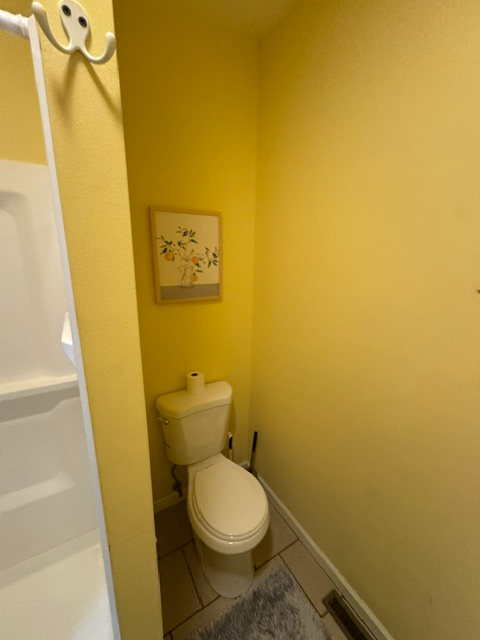Private Furnished Room with Private Bathroom - All Utilities & WiFi Included - Minutes from UHS Hosp - Photo 7