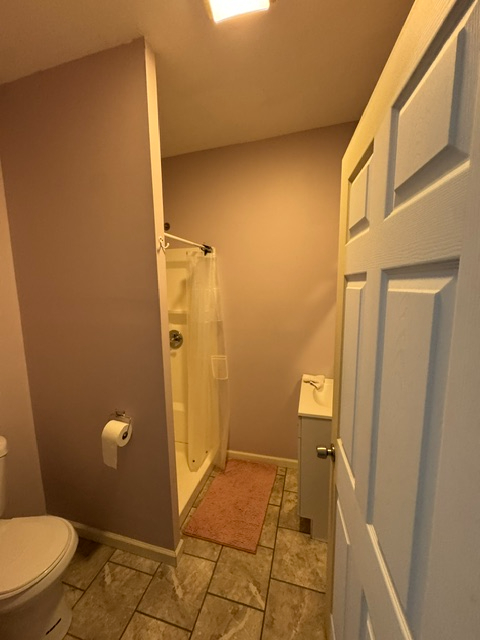 Private Furnished Room with Private Bathroom - All Utilities & WiFi Included - Minutes from UHS Hosp - Photo 8