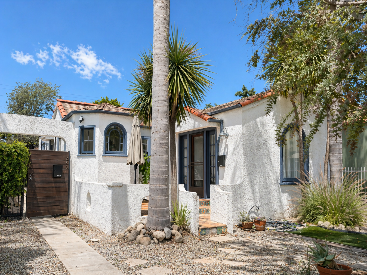 Centrally Located Charming Spanish Bungalow, Easy Commute & Near Metro - Photo 3