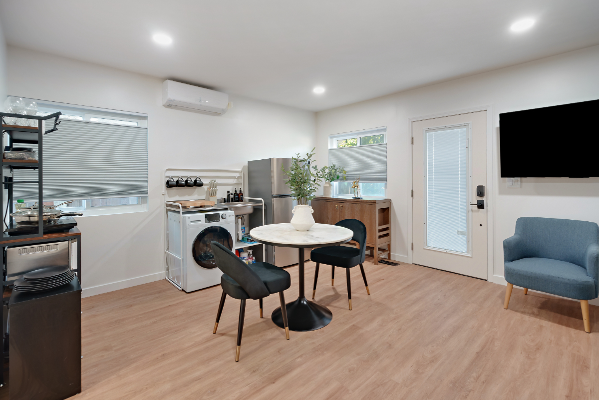 Brand New LA Studio w/ Parking, Laundry, Fast Wifi, EV Charger, AC, Central Location - Sage Studio - Photo 2