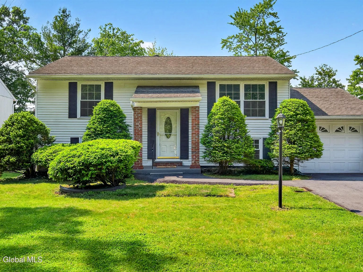 Fully Furnished, 4 Bedroom Home Adjacent to Saratoga Hospital - Photo 3
