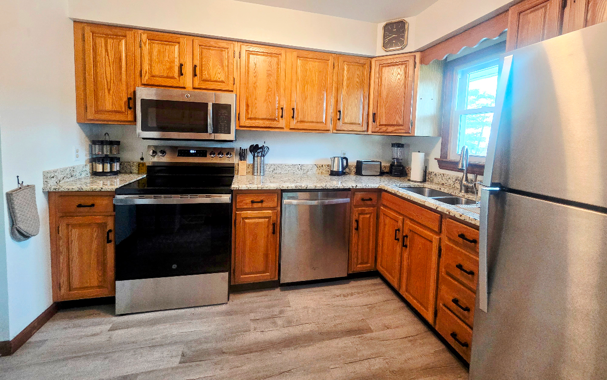 Fully Furnished, 4 Bedroom Home Adjacent to Saratoga Hospital - Photo 6