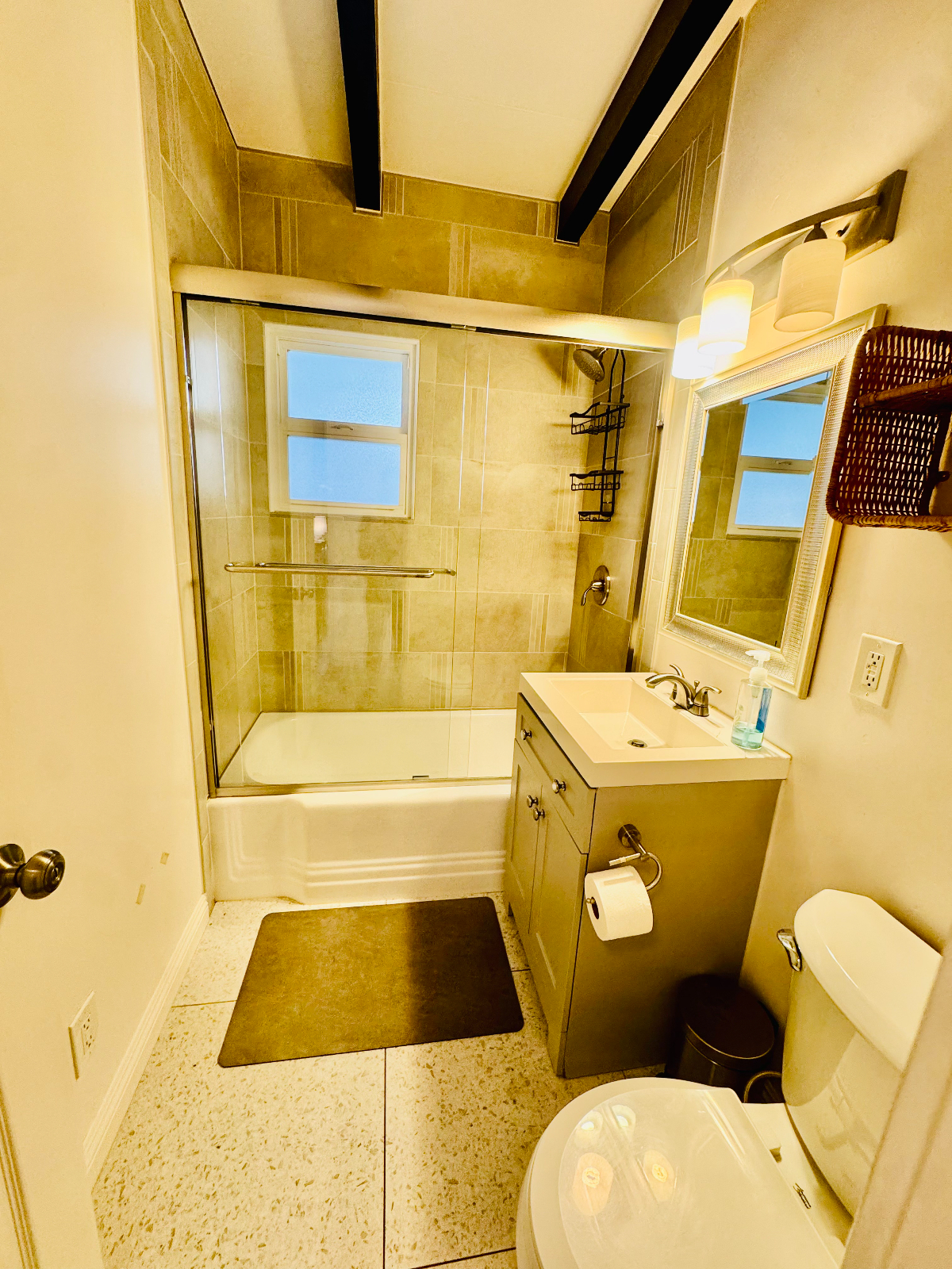 Furnished private bed and bath in a 3bhk house - Photo 5