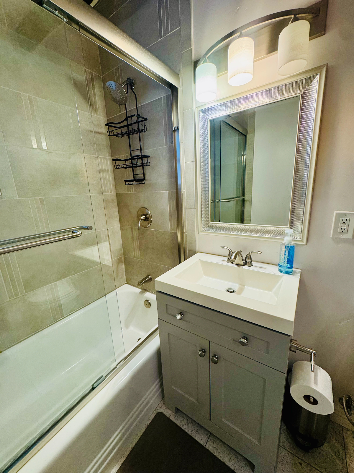 Furnished private bed and bath in a 3bhk house - Photo 3