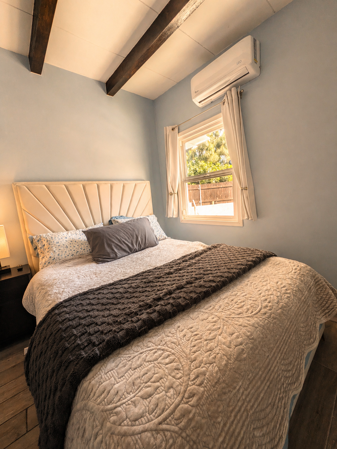 Furnished private bed and bath in a 3bhk house - Photo 2