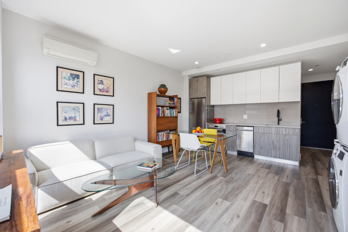Modern Brooklyn Retreat w Balcony & City Views - Photo 6