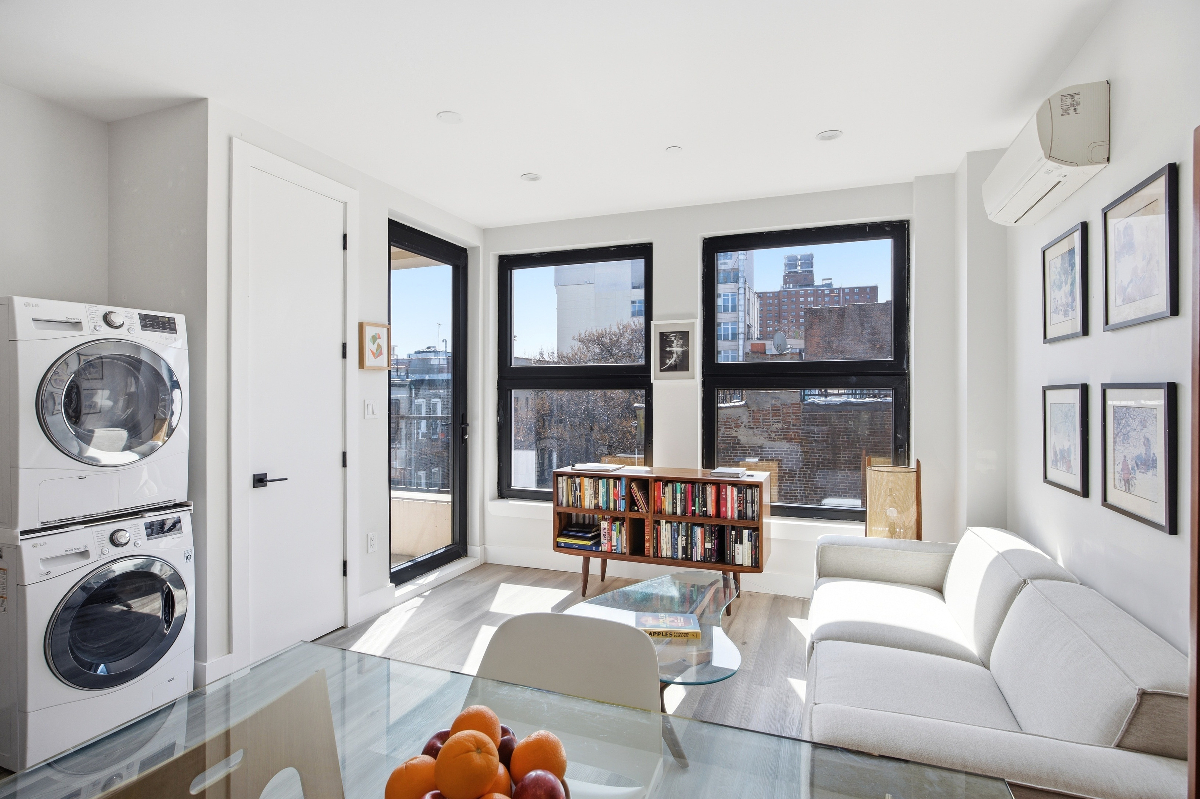 Modern Brooklyn Retreat w Balcony & City Views - Photo 8